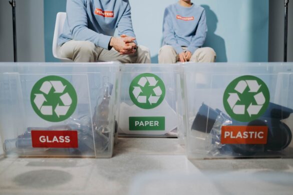 Bacs de tri transparents pour le verre, le papier et le plastique avec symboles de recyclage, montrant l'importance de trier les emballages recyclables